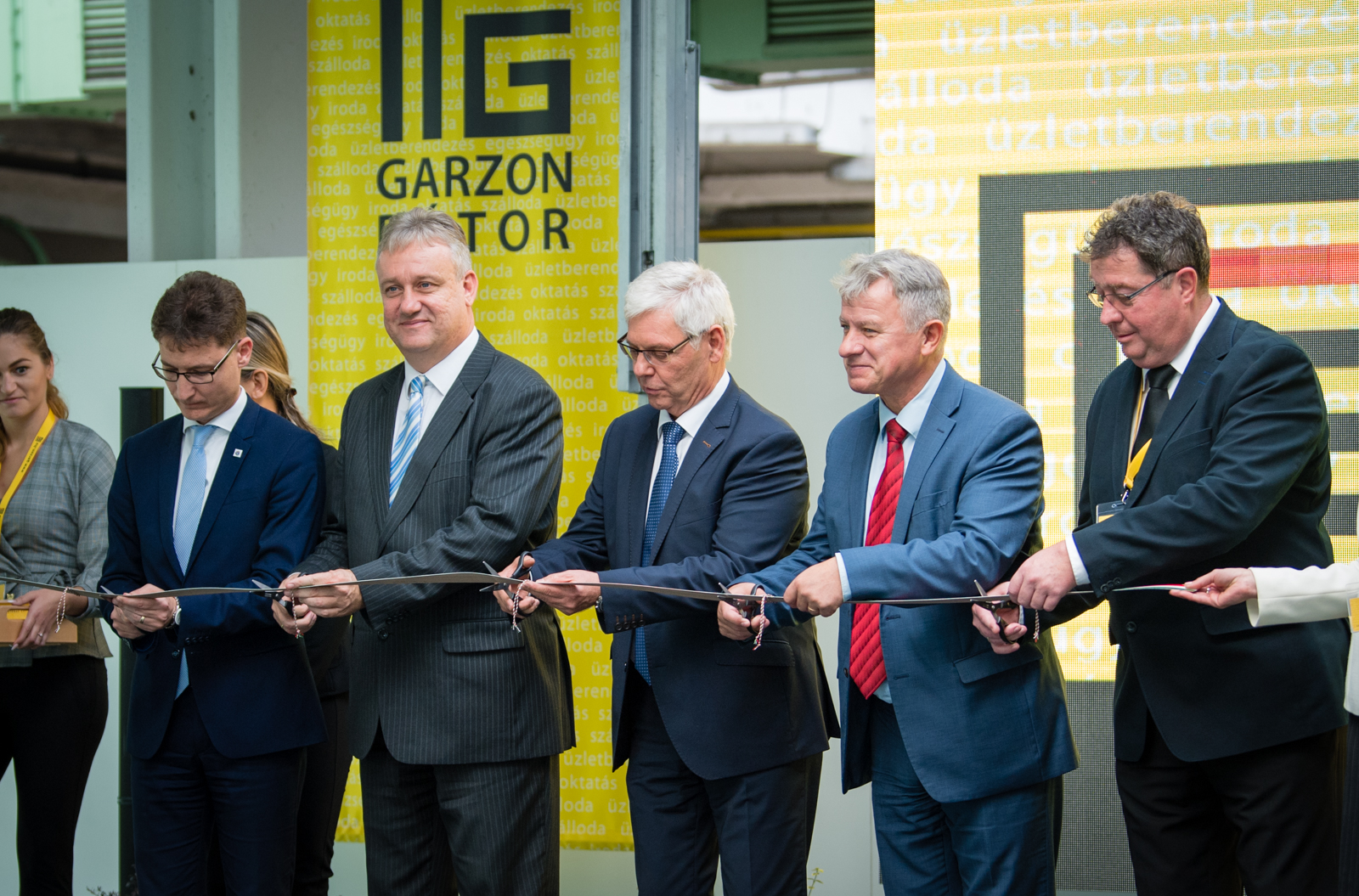 Új, automatizált gyártósort avattak a székesfehérvári Garzon Bútornál